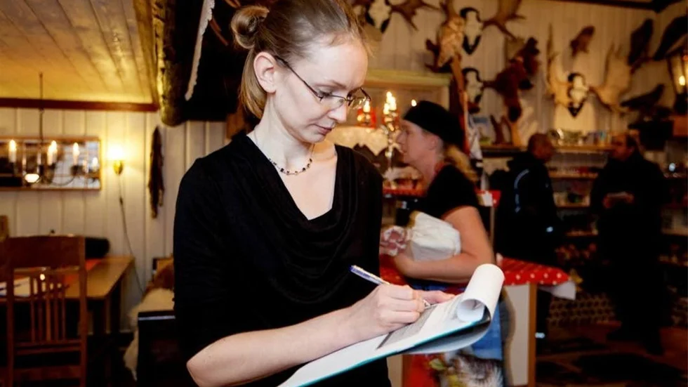 Innan Sara Henriksson beger sig in i köket kollar hon ordningen i matsalen.