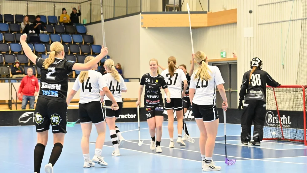 Moa Lundström (nummer 2) firar när hon har avgjort kvalmatchen.