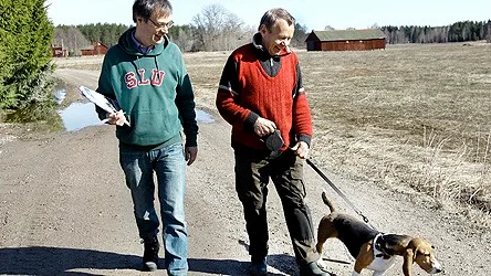 Klas Rosén från SLU med jaktledaren Kjell Lindblom och hunden Jonna.