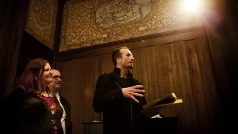 Anette Skåhlberg och Martin Lima de Faria gav i år sitt pris Amuletten till filmaren Emil Jonsvik.