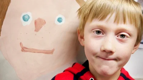 Lasse Stenis med sitt självporträtt.