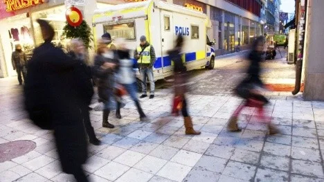 Korsningen Drottningatan-Bryggargatan i centrala Stockholm. I bakgrunden arbetar polisens tekniker vid platsen där den 28-årige självmordsbombaren låg.