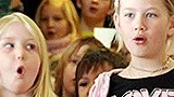 Linnékvintetten spelar Majas alfabetssånger tillsammans med barn från Edsskolan.