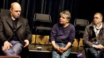 presskonferens på Reginateatern med anledning av Lasse Erikssons bortgång. Från vänster Jacke Sjödin, Paul Kessel och Staffan Lindberg.