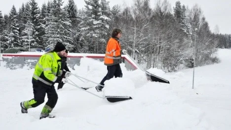 Skadeservice skottar taket på Coop Extra i Östhammar.
