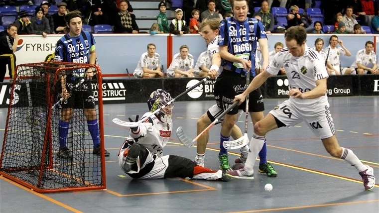 En tuff kubbning framför AIK-målet.