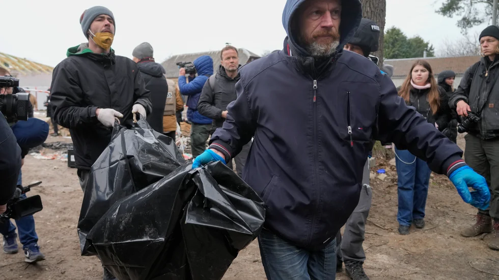 Ännu en begravning av en dödad civilperson i Butja nära Kiev. Nu ansluter sig Grekland till de EU-länder som sparkar ut ryska diplomater.