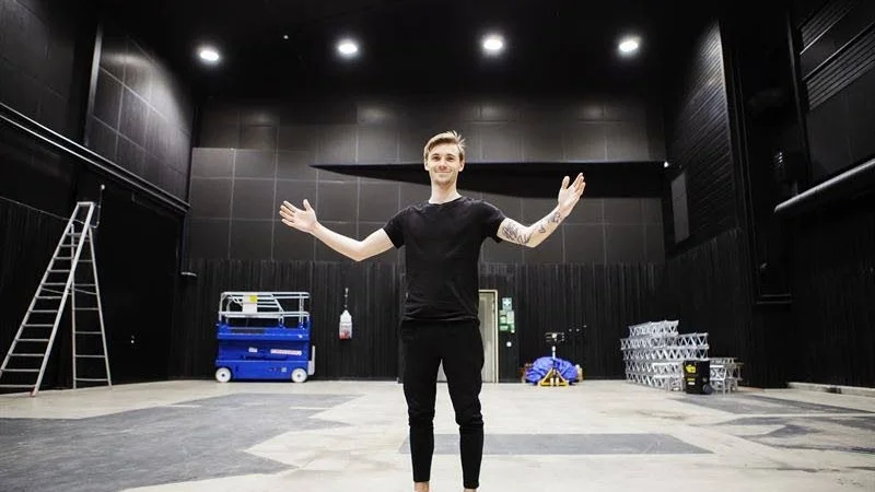 "Epic Games, som gjort Fortnite, är kreativa i sin branding vilket gör att vi kan få ett snyggt event med bara ett spel. Man kan göra många visuella saker runt omkring som gör att hela arenan andas Fortnite", säger Emil Sandberg, en av arrangörerna.