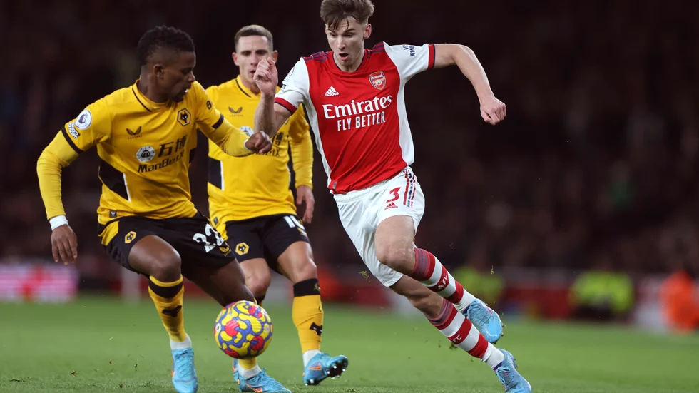Arsenals Kieran Tierney, till höger, måste operera vänster knä och har sannolikt spelat färdigt för säsongen. Arkivbild.