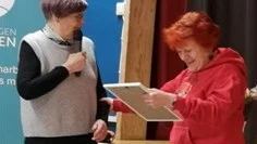 Ordförande Elisabeth Brusheim presenterade årets nordist Birgitta Fernström som fick motta ett diplom. 