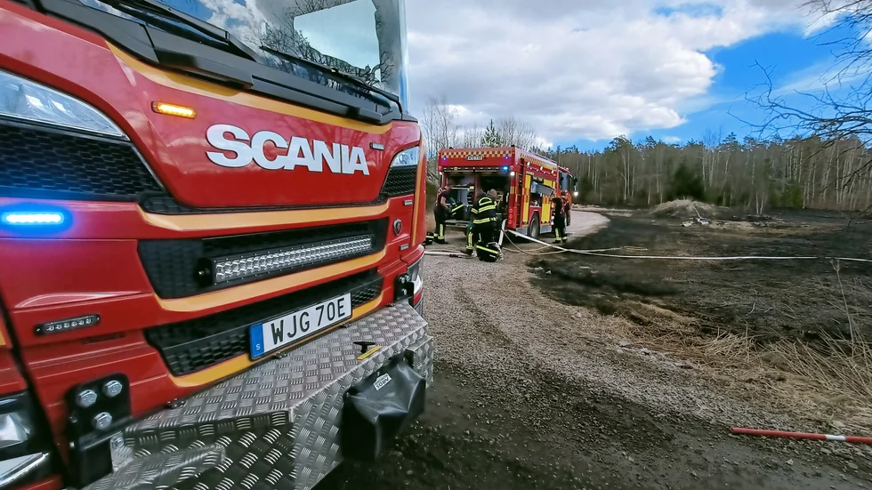 En stor gräsbrand härjade på söndagseftermiddagen vid Bränn-Ekeby utanför Nyköping.