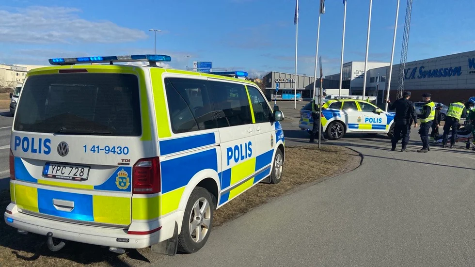 En kvinna kördes på av en personbil på Arnöleden på fredagsförmiddagen.