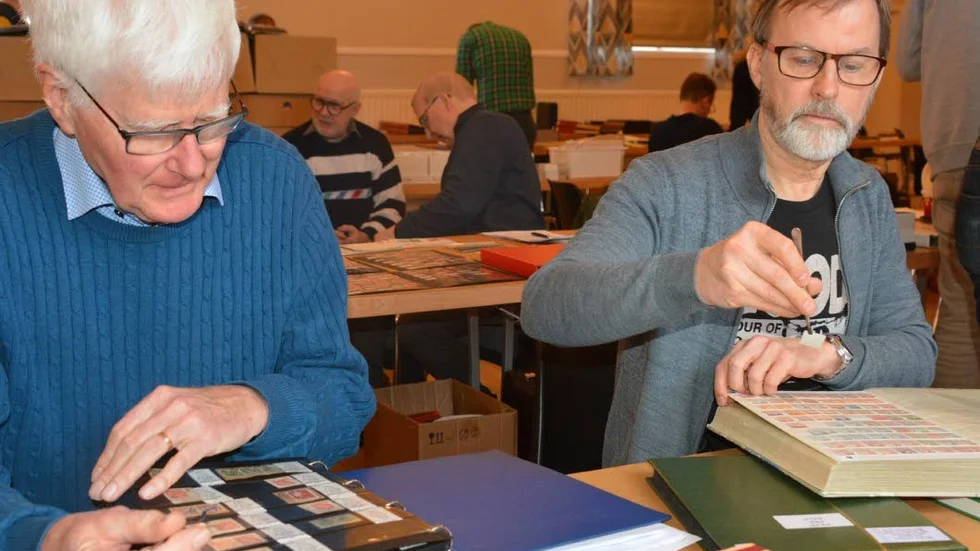 Bo Persson från Skellefteå till vänster och Mats Nilsson från Luleå, till höger, granskar intressanta stämplar som var till salu.