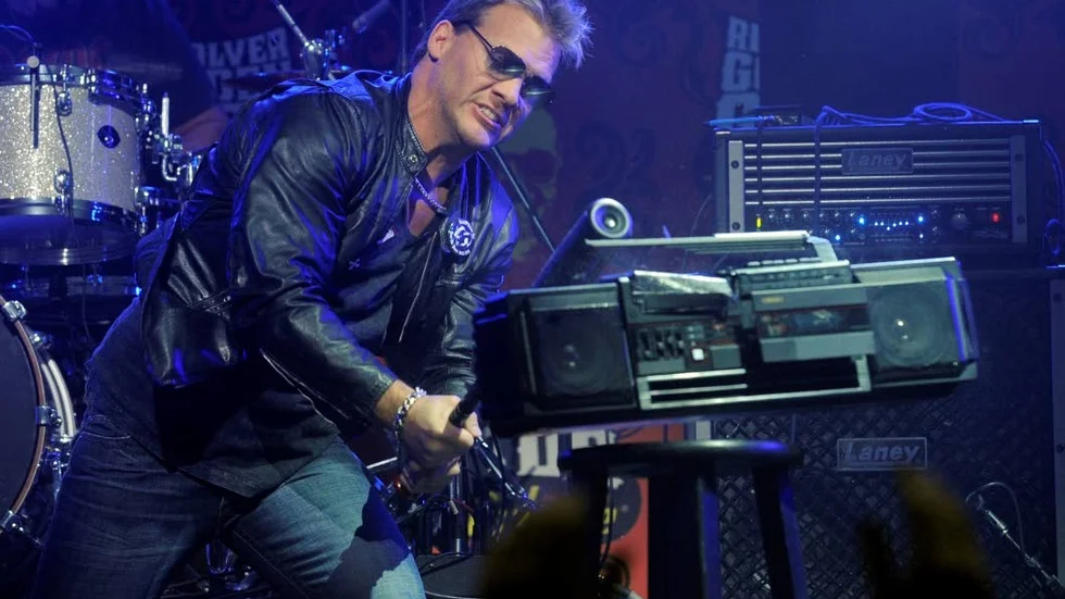 Chris Jericho ger sig på en bergsprängare på en prisutdelning i Los Angeles. En annan som går loss  med storsläggan är UNT:s recensent Johan Jakobsson och det när han lyssnar på Jerichos band Fozzys senaste album.