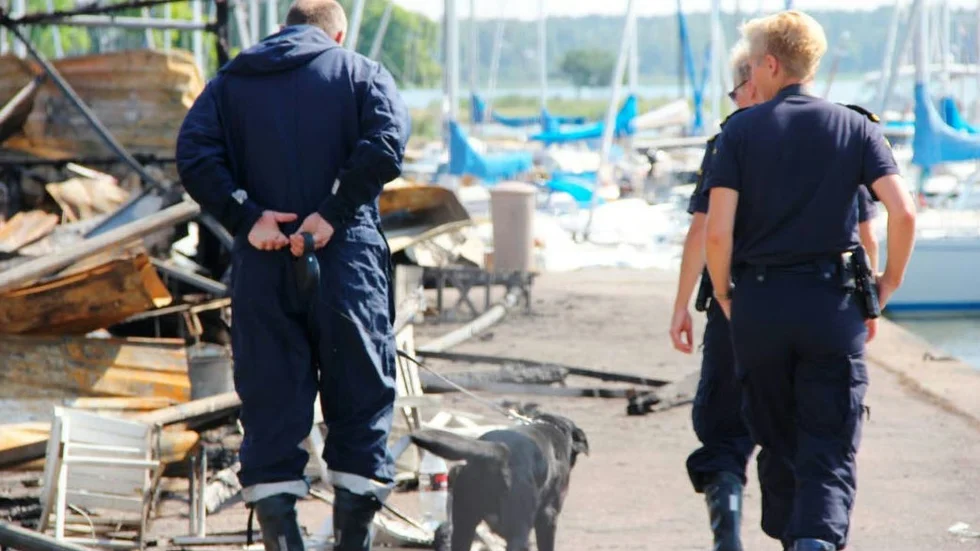 Letar spår. Kriminaltekniker är på plats vid Östhammars kaj för att undersöka vad som förorsakade branden där bland annat en restaurang totalförstördes.