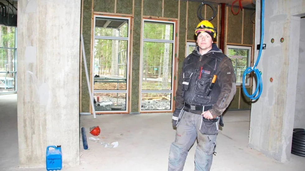 Alexander Ekander framför en av byggets 62 lägenheter.