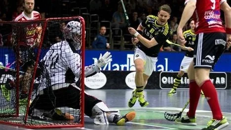 Stensved sätter bollen bakom Viktor Klintsten.