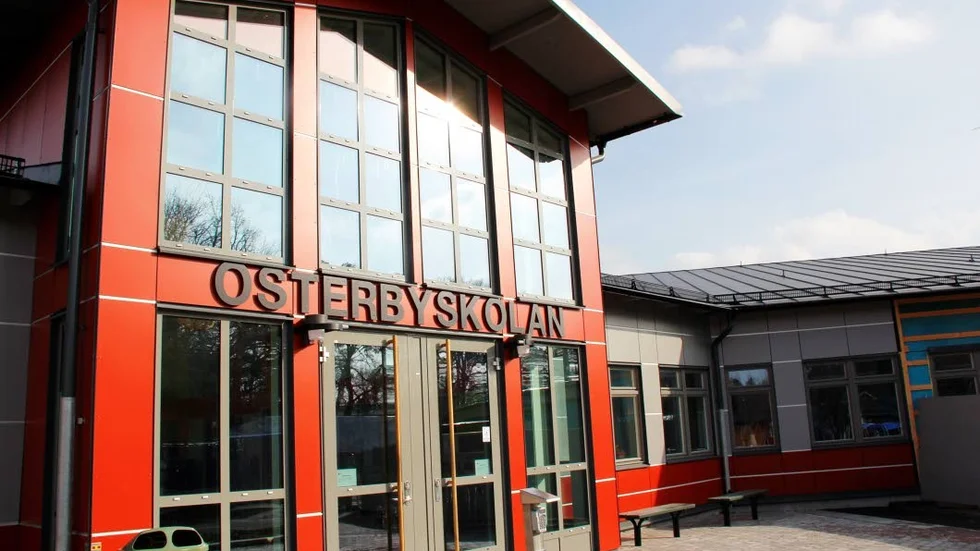 Trägsel, stök och kränkningar. Eleverna i årskus sex till nio på Österbyskolan i Östhammar har trängts ihop i för små lokaler under ombyggnationerna som pågått i två år. Det har blivit stökigt och högljutt både i klassrum och korridorer och i en elevenkät svarar  fyrtio procent av åttorna att de inte trivs bra i skolan.