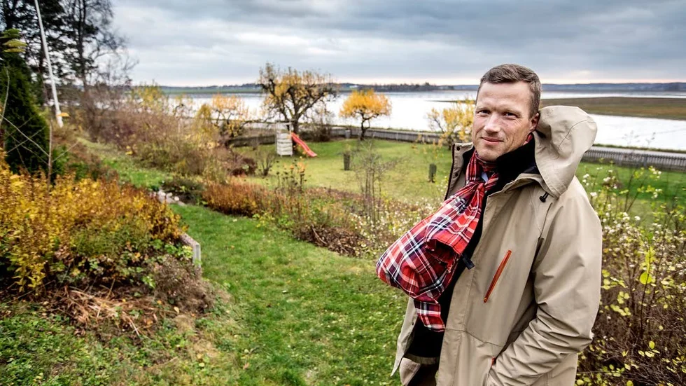 Ponuts Larsson kan se flygfältet från villar norr om Ärna varje dag. Han tycker flygplatsen hamnar för nära stan.