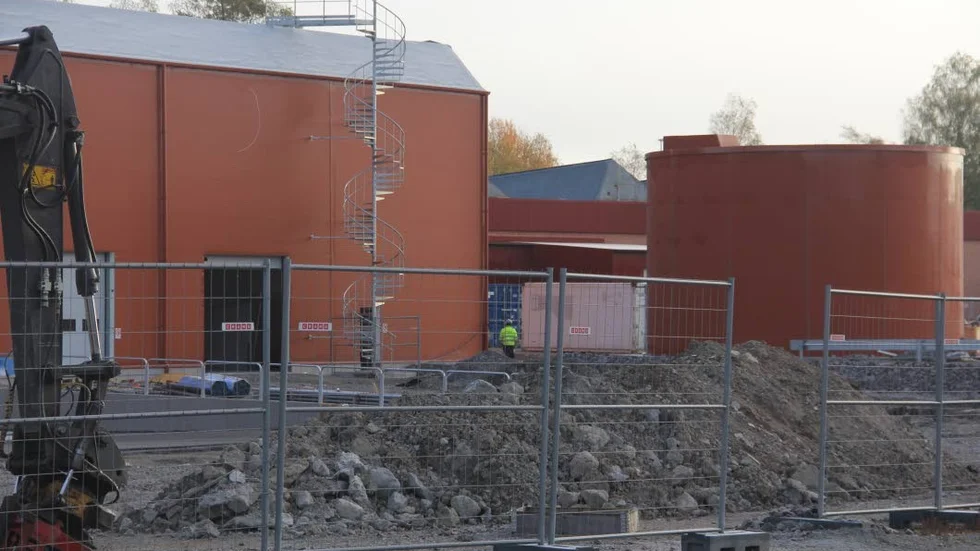 Tanken (till höger) rymmer 600 000 liter vatten. Det räcker för en timmes spridning från sprinklerhuvuden i taket.