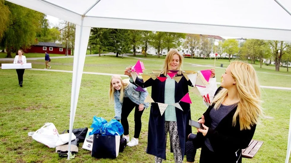 Felicia Enqvist, Anna-Karin Hacksell, Elise Johansson och Stina Hansson förbereder sig för försäljning