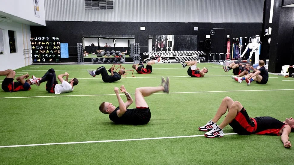 Situps. Axel Nordström med fler sliter hårt för att komma i form.