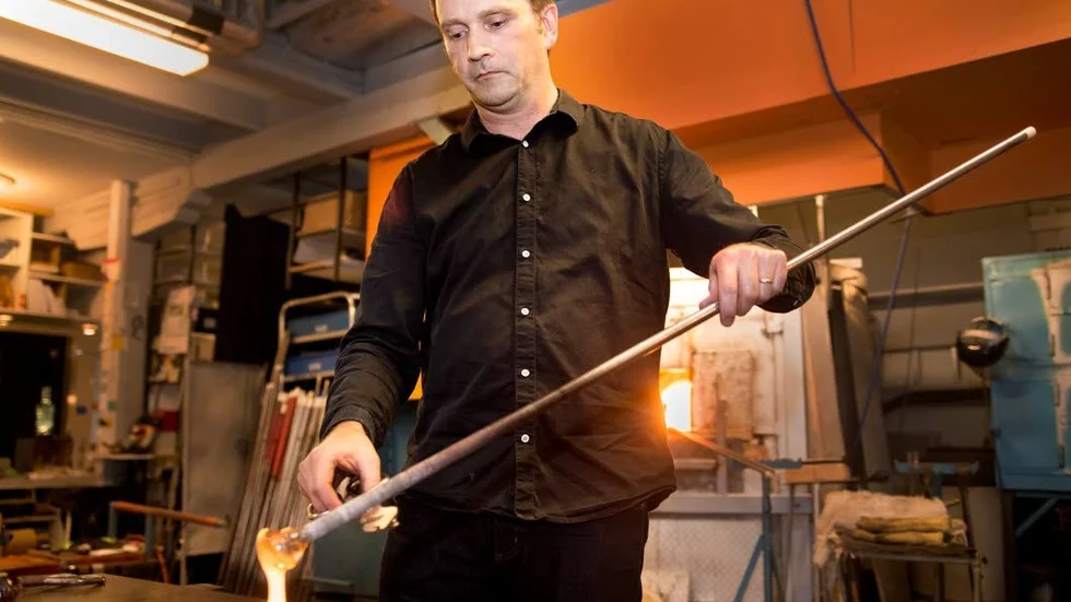 Glasblåsarlärling. Mårten Pettersson har varit lärling i Glashyttan Ulven i ett år. Här ska han forma en fågel av den heta glasmassan.