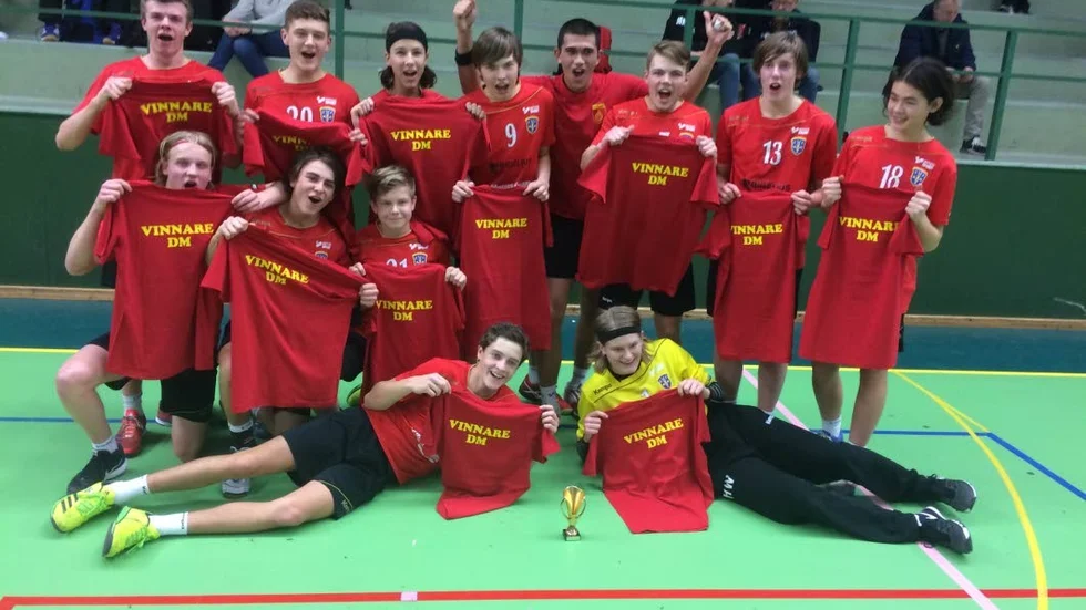 DM-vinnare. EHF:s A-pojkar som vann DM var övre vänster från vänster:
Filip Tapper,Viktor Olsen,Mattias Johansson,
Oskar Bigelius,Peter Wass,Jacob Söderström,Linus Lindström,Max Rydstedt.
Knästående från vänster: Filip Eriksson,Frej Alm,Liam McCluskey
Liggande från vänster:
Max Österman,Hampus Wallin