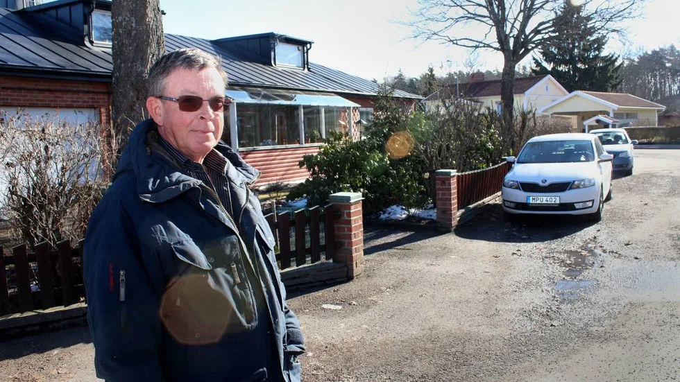 Kritisk. "Varför bötfäller man inte alla som står fel, inte bara vissa utvalda", undrar Leif Ölneborg på Maratongatan i Enköping.