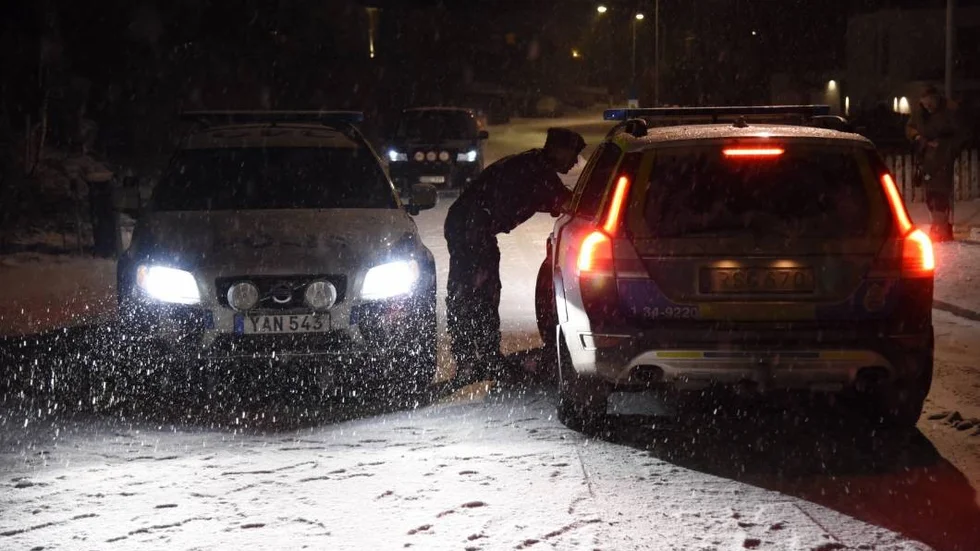 TÄBY 20170206
En explosion har skett i en bil som tillhör en polischef inom Uppsalapolisen. 
Bilen stod vid mannens bostad i ett villaområde Täby i Stockholm.
Foto: Lars Schröder / TT kod 10510