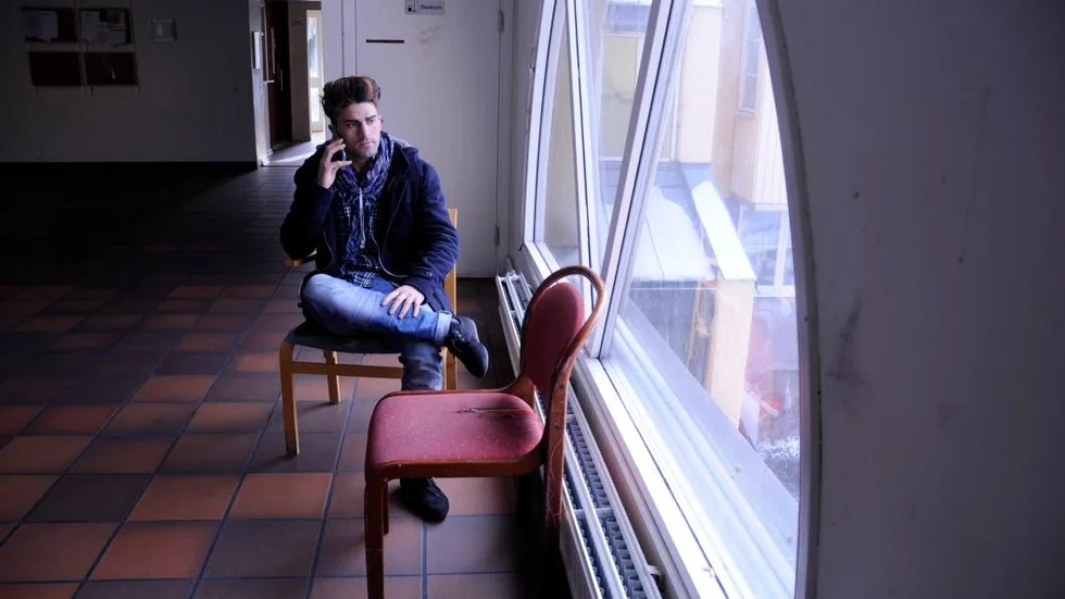 Farid Ferrahmand är en av dem som på grund av flytten förlorar sin praktikplats i Uppsala, där han hade hoppats få jobb så småningom. Men ännu jobbigare tycker han att det är att han kommer så långt bort från sin yngre bror, som han här talar i telefon med. Foto: Elin Sandow