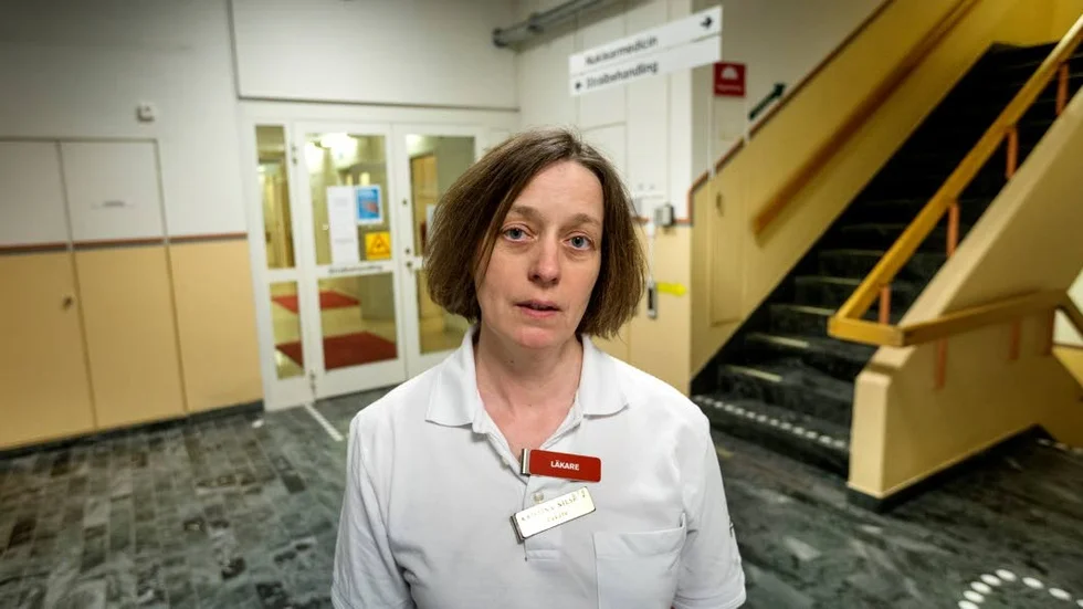 Tuff situation. Kristina Nilsson är överläkare på onkologen och tvingas i dag neka en del patienter strålbehandling på grund av resursbrist. Under de 23 år hon jobbat på Akademiska sjukhuset har hon aldrig upplevt situationen så pressad som nu.