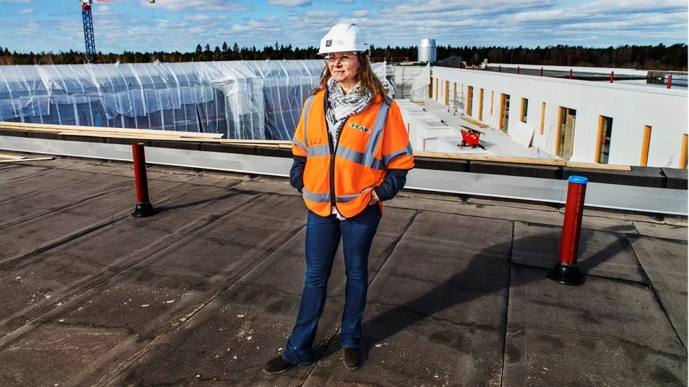 Annika Stjerne, marknadsansvarig på Rosendal Fastigheter, visar utsikten från taket på huset. Löparbanan är inte färdig än, men den kommer att gå i mitten av taket på huset som formar en trekant runt kvarteret.