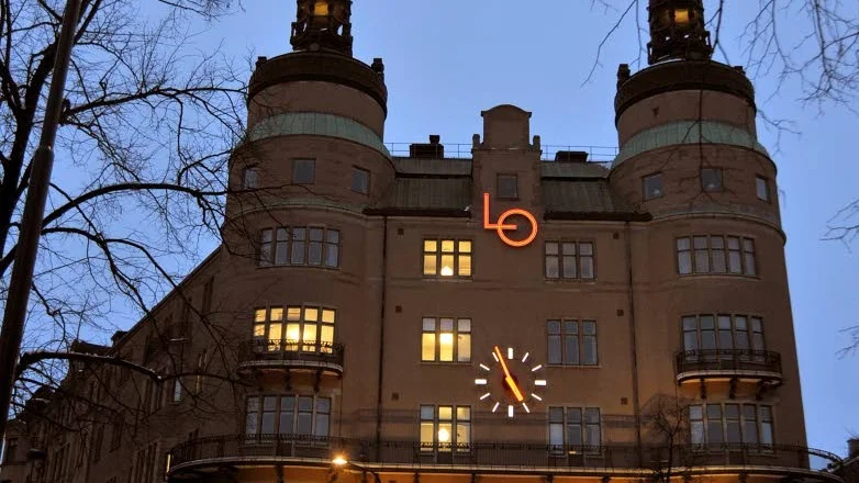 LO-borgen. Förslaget om lägre löner ligger i arbetarrörelsens intresse.