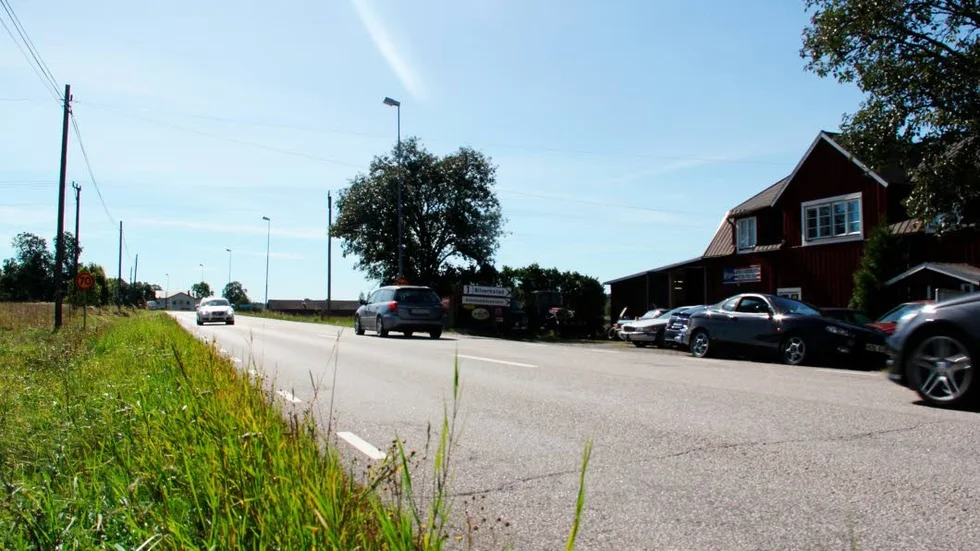 Riksväg 76, norr om Norrskedika. Invånare har länge efterlyst trafiksäkerhetshöjande åtgärder längs vägen.