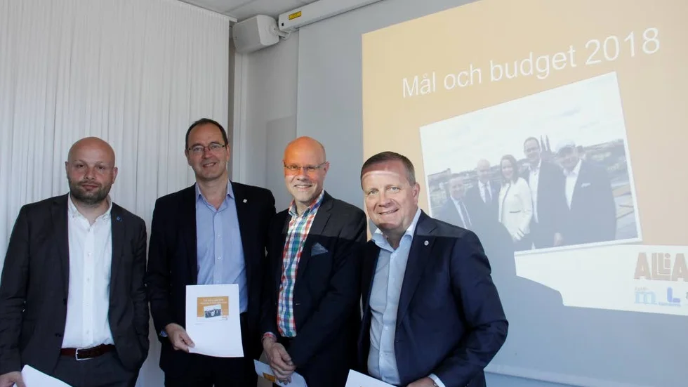 Alliansen presenterade budgetförlsag för 2018. Från vänster kommunalråden Mohamad Hassan (L), Stefan Hanna (C), Jonsas Segersam (KD) och Fredrik Ahlstedt (M).