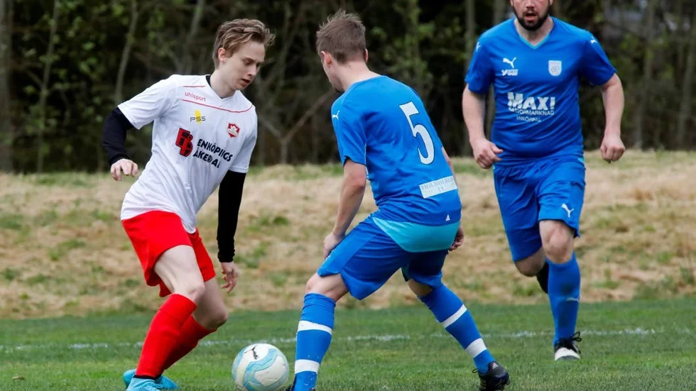Derbynätade. Mikael Fagerdahl (i vitt) gjorde ett mål mot Åsunda i derbyt.
