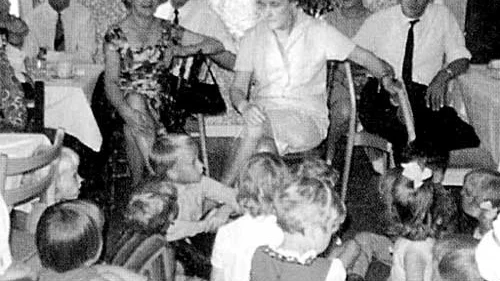Ytterligare en bild från släktträff i Pelarne 1968 med Astrid i kretsen av sina släktingar.