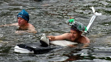 Vinnare. Johannes Löf simmade med strykbräda och strykjärn. För det belönades han med första pris.