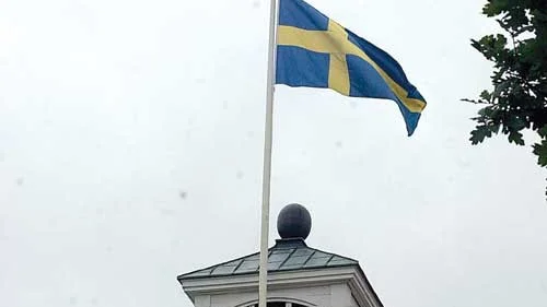 Flaggan på halv stång på rådhusets i Vimmerby tak, som på så många platser i Sverige igår.