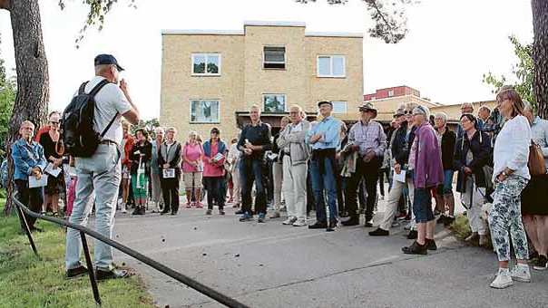 Onsdagens natur- och arkitekturvandring började vid vårdcentralen i Kisa. Foto: Erica Månsson