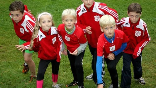 Löpglada och taggade barn i Blackstad. Fr v Loke Östangård, Tuva Östangård, Rasmus Abrahamsson, Linus Westergren, Calle Abrahamsson och Aron Östangård.