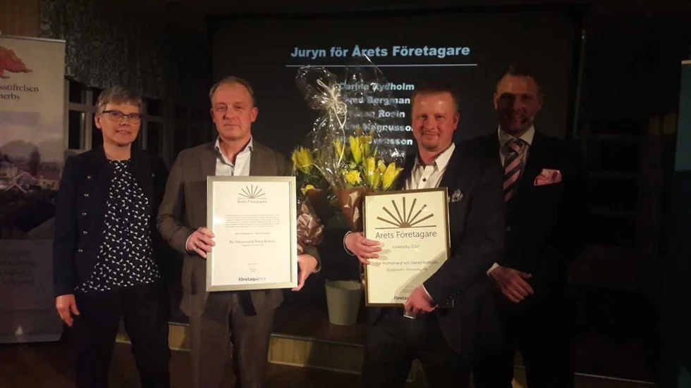 Årets företagare i Vimmerby kommun heter Pär Holmstrand och Daniel Karlsson och driver Byggklason som utvecklats framgångsrikt under de sju åren och ra i dag 25 anställda. Tv Karin Nilsson och th Marcus Alsér från juryn.