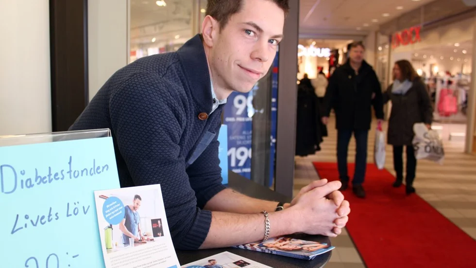 Den 14 november varje år är det den internationella diabetesdagen, Världsdiabetesdagen. Redan i lördags stod Christoffer Cederstrand, Ung Diabetes, i shoppingvimlet i Vimmerby för att sälja ”Livets löv” till förmån för Diabetsfonden och informera om sjukdomen, som trots att den är en av våra folksjukdomar fortfarande är omgärdad av okunskap och fördomar. Foto: Rebecca Forsgren Malmström