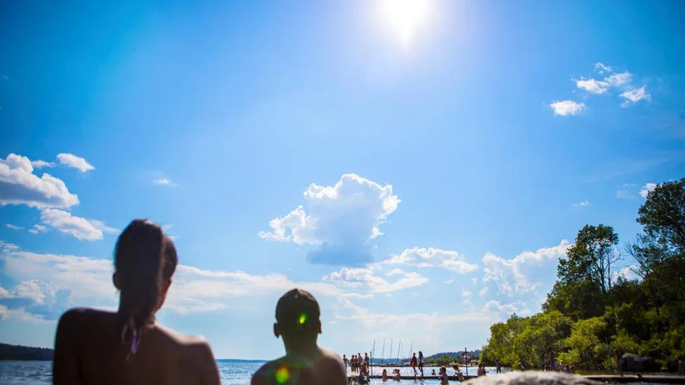 Även på fredag och lördag kan det vara skönt med ett svalkande dopp i högsommarvärmen.