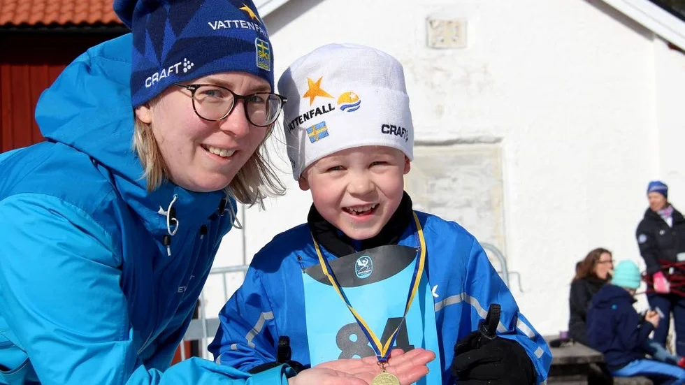 Sexåriga Ture Sandman har läntat till Barnens Vasalopp och var glad över medaljen. Här med mamma Ida Sandman.