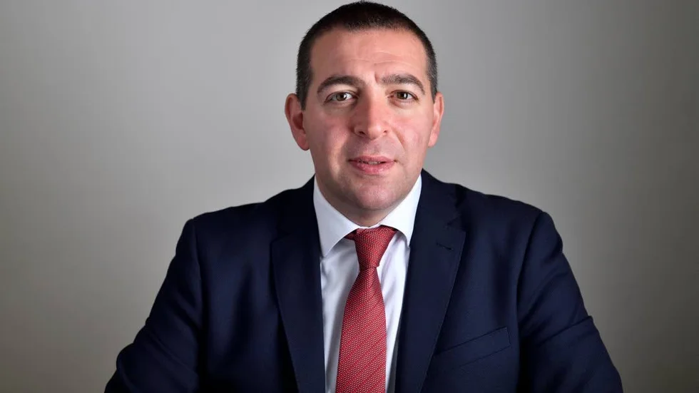 Roger Haddad (L)