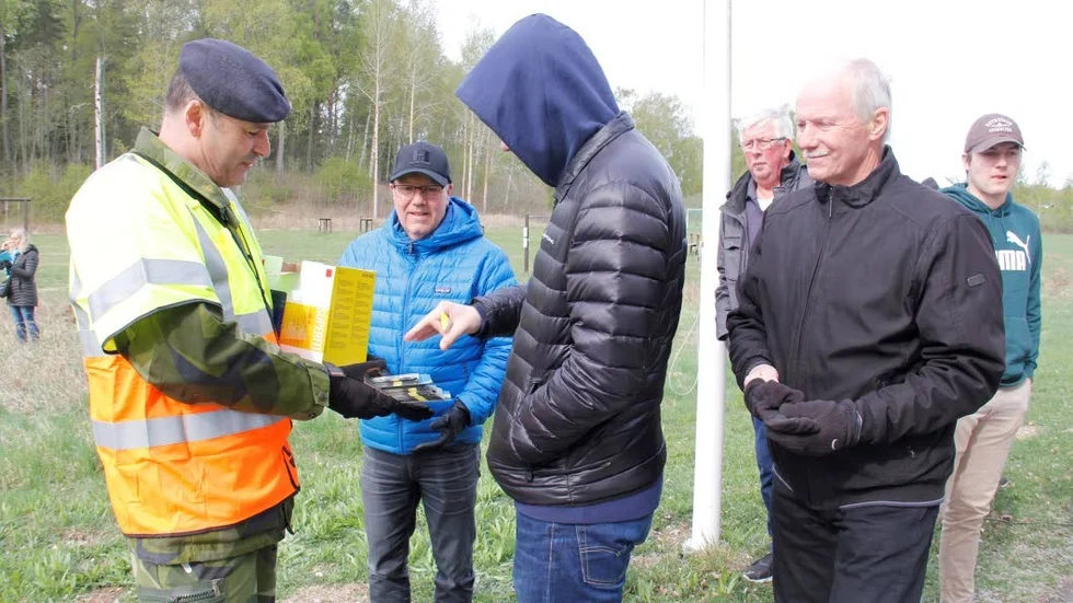 Kapten Jonny Krantz delade ut program och öronproppar till Jacob Jansson från Strängnäs som rycker in i augusti, till vänster pappa Patric och till höger farfar Sven-Erik.