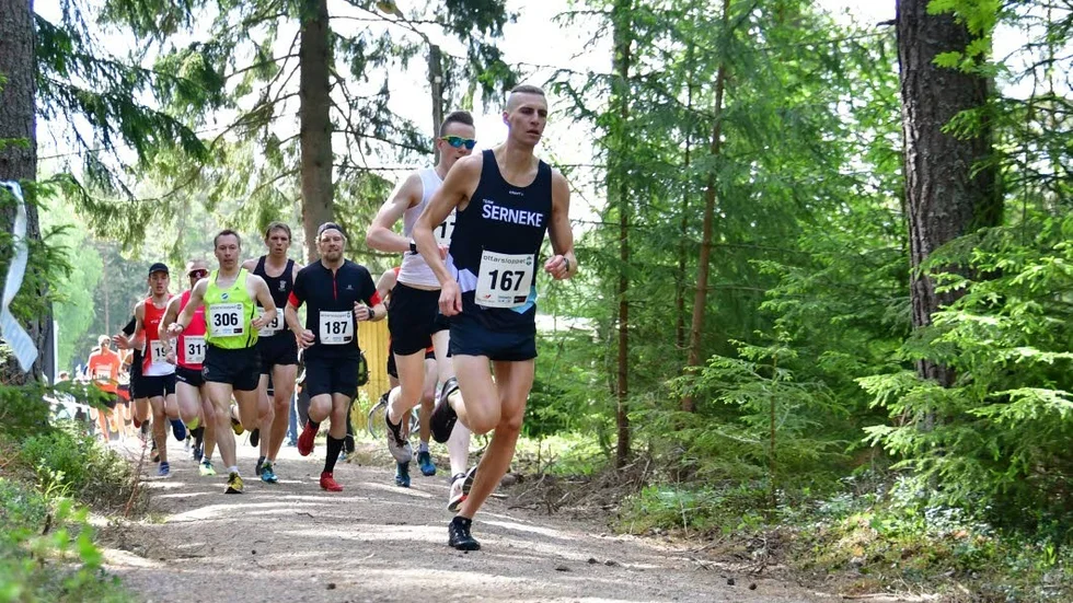 Pontus Nordström från Östervåla och Team Serneke har tagit täten redan från start i 15-kilometersloppet. Lite senare blev det en grupp löpare, men efter dryga halvmilen ryckte Nordström och vann ganska klart.