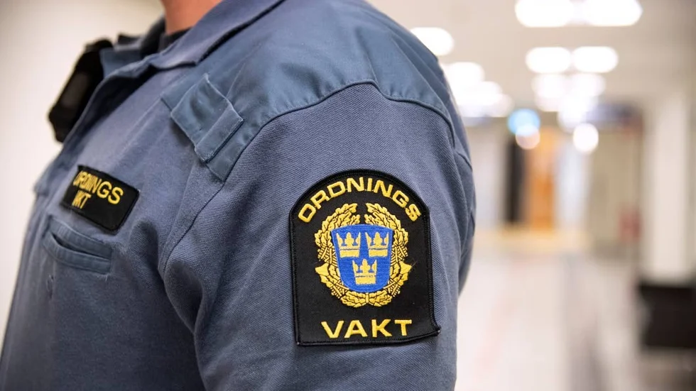 Två män är misstänkta för hot mot tjänsteman och en av männen är även misstänkt för våld mot tjänsteman då han ska ha slagit en ordningsvakt i ansiktet.